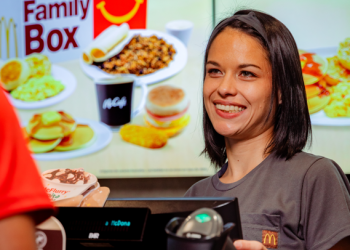 Joseline Morera tiene seis meses de estar trabajando en el McDonald's de Cartago Centro.